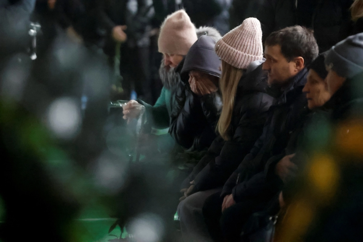 14일 우크라이나 드니프로 아파트 미사일 공습으로 사망한 우크라이나 유명 복싱 코치 미하일로 코레노우스키 장례식이 17일 거행됐다. 그의 아내 올가 코레노우스카 등 유가족과 지인이 장례식에 참석했다. 2023.1.17 로이터 연합뉴스