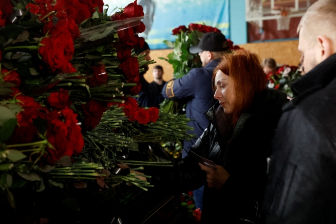 14일 우크라이나 드니프로 아파트 미사일 공습으로 사망한 우크라이나 유명 복싱 코치 미하일로 코레노우스키 장례식이 17일 거행됐다. 그의 아내 올가 코레노우스카가 남편을 애도하고 있다. 2023.1.17 로이터 연합뉴스