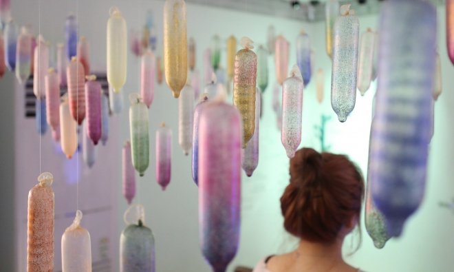 서울의 한 갤러리에서 열린 청소년 콘돔 전시회에서 관계자가 전시물을 살펴보고 있다. 연합뉴스