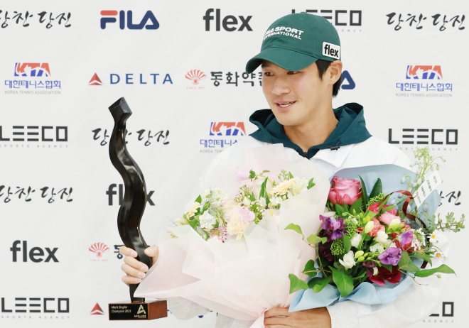 한국 선수 최초로 남자프로테니스(ATP) 투어 단식에서 두 번 우승한 권순우가 18일 인천국제공항을 통해 귀국한 뒤 트로피를 들고 취재진을 향해 포즈를 취하고 있다. 연합뉴스