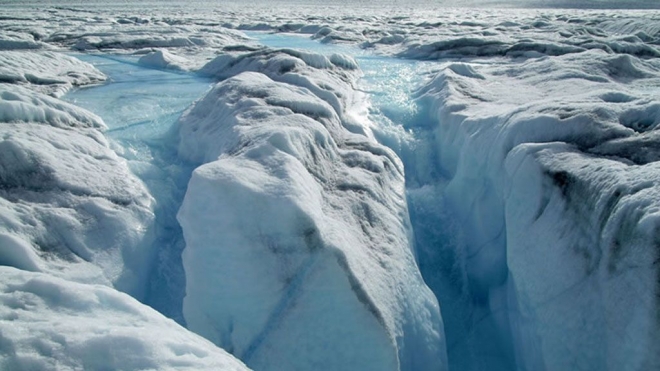지구온난화로 인해 그린란드 빙상이 심각하게 녹아내리고 있다. 빙상이 녹은 차가운 물이 바다로 흘러 들어가면 해수 온도에 영향을 미치고 연쇄적으로 북반구 기후 전체에 악영향을 미치는 것으로 알려져 있다. 그린란드 빙상이 녹아 폭포처럼 쏟아지는 모습. 미국 지구과학협력연구소 제공