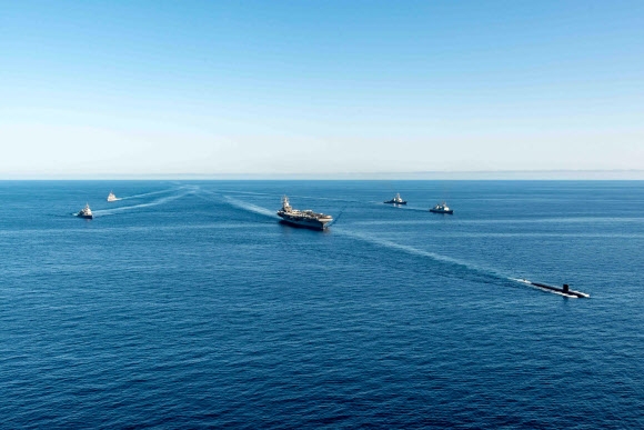 한미일 대잠전 훈련 참가한 전력들이 30일 동해 공해상에서 기동훈련을 하고 있다. 2022.9.30 해군 제공