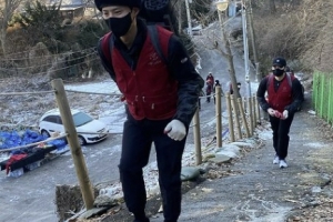 강추위에 연탄 나르는 남성, 유명 배우였다