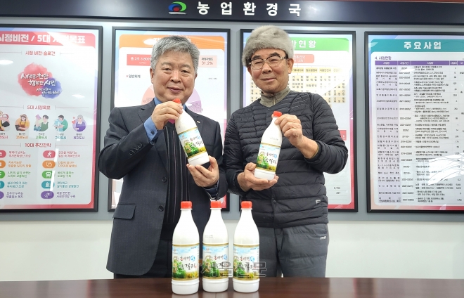 김종형 천안시 농업환경국장(왼쪽)이 천안양조장영농법인 정산진 회장이 19일 지역 쌀을 100% 활용해  출시된 천안 흥타령 쌀막걸리를 선보이고 있다.