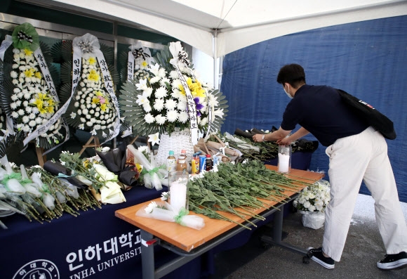 18일 인천시 미추홀구 인하대학교 캠퍼스 안에 ‘인하대생 추락사’ 피해자를 위한 추모 공간이 마련돼 있다. 2022.07.18  연합뉴스