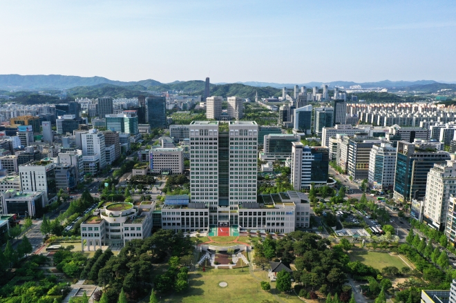중앙에 있는 건물이 대전시청.