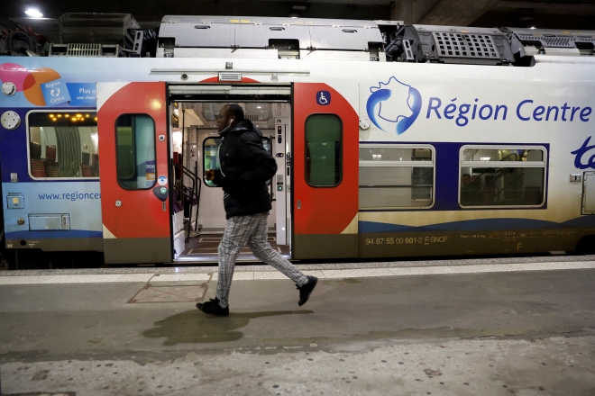 프랑스 철도공사가 파업에 돌입한 19일(현지시간) 한 남성이 가르몽역에서 TER 열차를 타기 위해 달리고 있다. 로이터 연합뉴스
