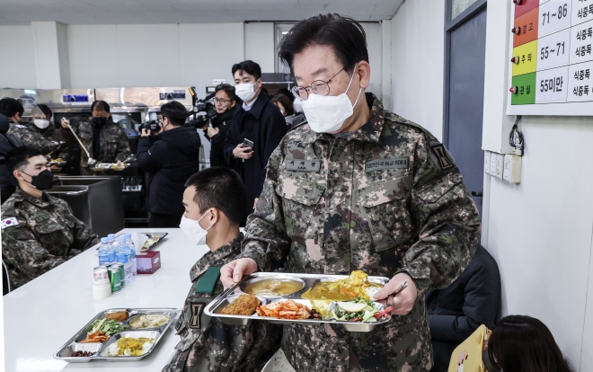 더불어민주당 이재명 대표가 19일 오후 경기도 파주 소재 방공부대를 방문해 단거리 지대공 유도미사일 천마 등을 살펴본 뒤 부대 식당에서 식판에 음식을 담고 자리로 이동하고 있다. 국회사진기자단