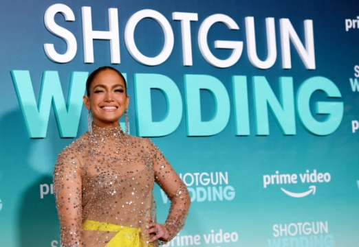 할리우드 스타 제니퍼 로페즈가 18일(현지시간) 미국 캘리포니아주 로스앤젤레스 TLC 차이니즈 극장에서 열린 아마존 프라임 비디오 ‘샷건 웨딩’(Shotgun Wedding) 시사회에 참석해 포즈를 취하고 있다.<br>로이터 연합뉴스