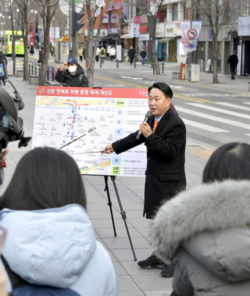 이성헌 서울 서대문구청장이 19일 연세로에서 취재진에 연세로 차량 통행 체계를 설명하고 있다. 서대문구 제공