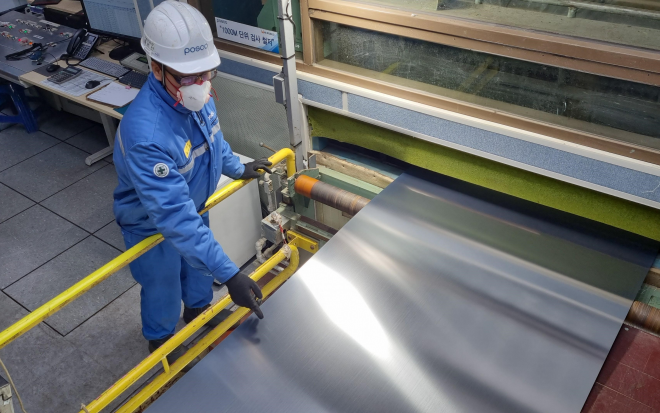 19일 복구를 완료한 포스코 포항제철소 스테인리스1냉연공장에서 생산되는 제품을 한 직원이 살펴보고 있다. 포스코 제공