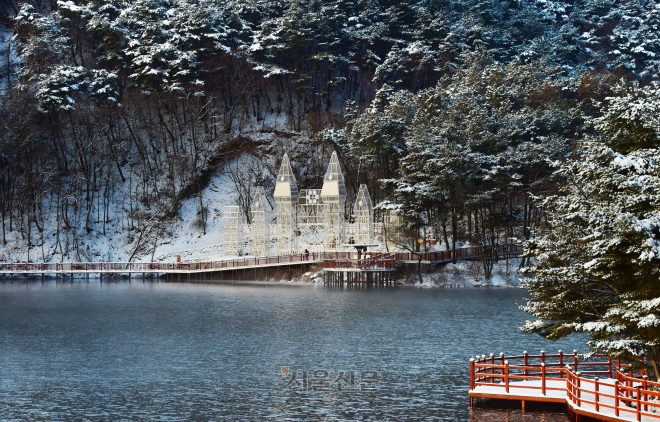 충북 제천 비룡담저수지에 조성된 산책로와 루미나리에. 목재 데크를 따라 피재계곡까지 다녀올 수 있다. 밤에 루미나리에에 불이 켜지면 한결 로맨틱해진다. 의림지 바로 위에 있다.