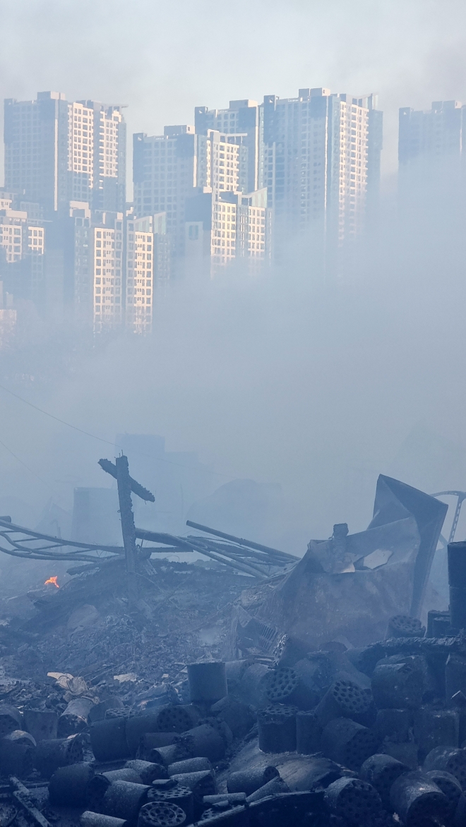 20일 오전 화재가 발생한 서울 강남구 개포동 구룡마을 4구역에 연기가 피어오르고 있다. 2023.1.20. 도준석 기자