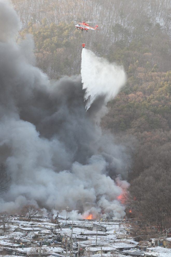 구룡마을 화재 진압하는 소방헬기