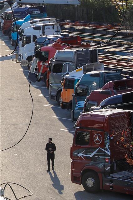 부산 남구 용당부두 부근 화물차휴게소에 화물차들이 주차되어 있다. 뉴스1