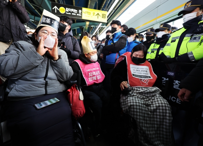 4호선 오이도역서 탑승시위 벌이는 전장연