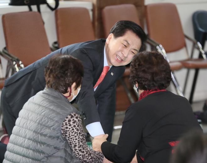 시민과 인사하는 김기현 의원