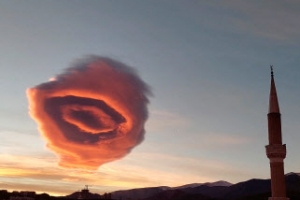튀르키예 부르사 하늘에 렌즈 구름, 장미 같기도 하고 UFO 같기도