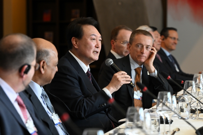 President Seok-Yeol Yoon speaks at the 'Lunch with the Global CEO' held at a hotel in Davos on the 18th (local time).  -yunhap news