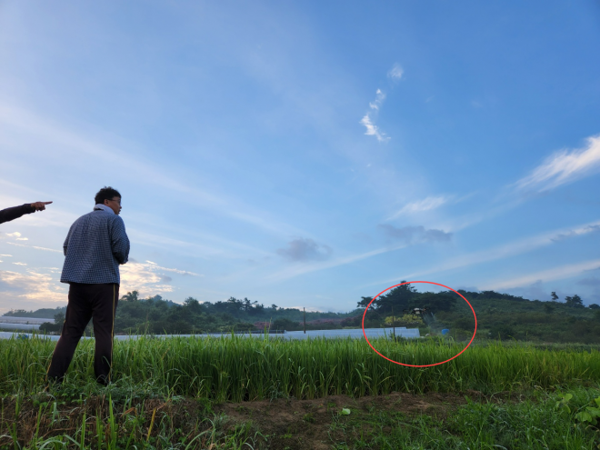 전북 고창 콩밭에서 드론 방제 작업 중인 한선웅씨. 본인 제공