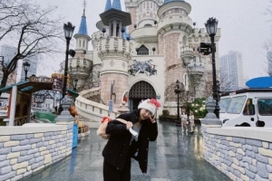 “롯데월드에 여신 떴다” 유명 女연예인 포착