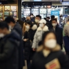 설 연휴 뒤 실내 마스크 해제···“해제할 때 됐다”vs“계속 쓰고 다닐 것”
