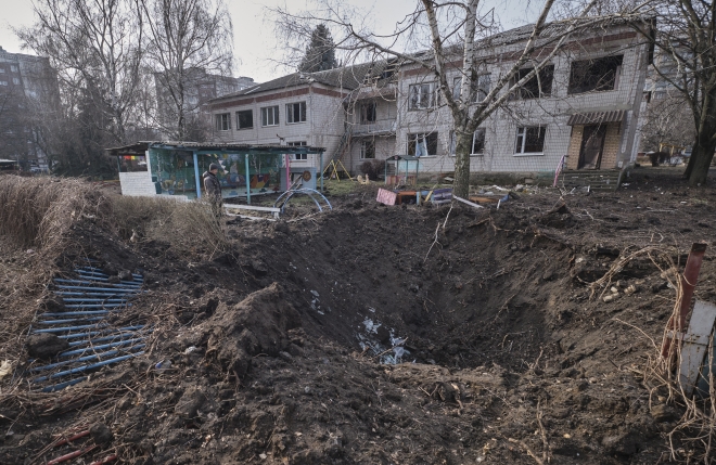 지난 20일(현지시간) 러시아의 로켓 폭격을 당한 우크라이나 동부 도네츠크 크라마토르스크 지역의 유치원 외부 모습. EPA 연합뉴스