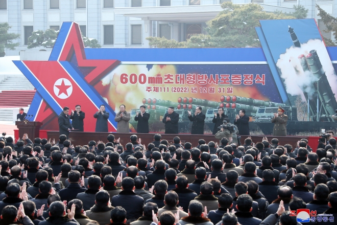 김정은 북한 국무위원장은 지난달 31일과 1일 각각 발사한 초대형 방사포(600㎜)에 대해 “남조선전역을 사정권에 두고 전술핵탑재까지 가능한 공격형 무기”라고 밝혔다. 조선중앙통신에 따르면 김 위원장은 전날 초대형 방사포가 조선 노동당 중앙위원회 제8기 6차전원회의에 ‘증정’된 행사에 참석, 연설을 통해 이같이 말했다. 2023.1.1 평양 조선중앙통신/연합뉴스