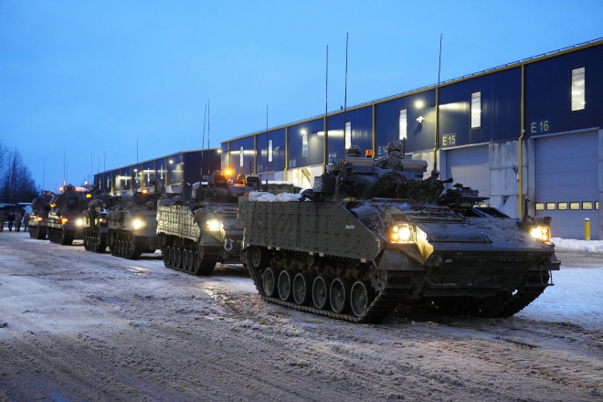 영국 장갑차들이 지난 19일(현지시간) 에스토니아의 타파 군기지에서 이동 준비를 하고 있다. 벤 월러스 영국 국방장관은 챌린저2 전차 14대, AS90 자주포 9문, 장갑차 수백 대, 포탄 약 10만 발, 브림스톤 미사일 등을 우크라이나에 지원한다고 밝혔다. AP 뉴시스