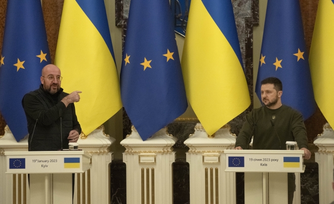 볼로디미르 젤렌스키(오른쪽) 우크라이나 대통령이 지난 19일(현지시간) 키이우에서 샤를 미셸 유럽연합(EU) 상임의장과 회담 후 공동 기자회견을 하고 있다. 미셸 의장은 우크라이나에 대한 지원을 약속했다. AP 뉴시스