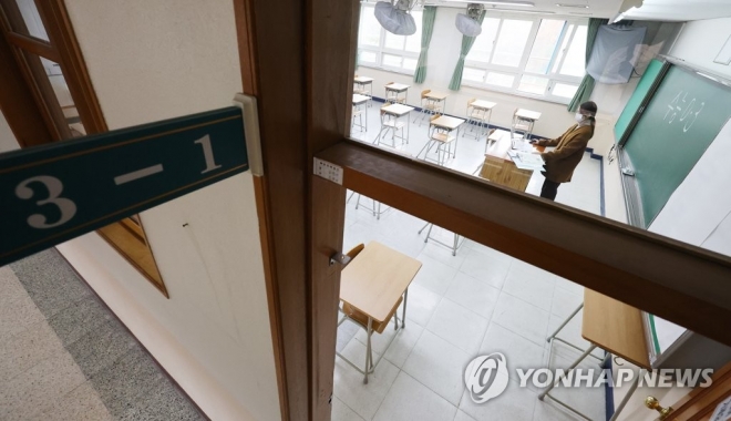 대학수학능력시험을 사흘 앞둔 지난해 11월 14일 오전 경기도의 한 학교에서 원격 수업을 하는 모습. 연합뉴스
