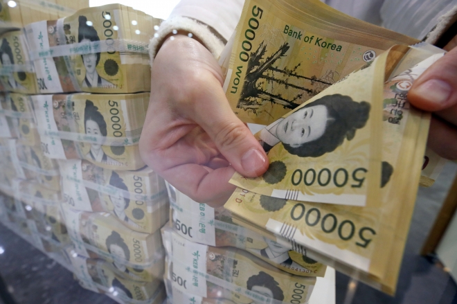 17일 서울 중구 하나은행 위변조대응센터에서 직원이 5만원권 지폐를 검수하고 있다.  뉴시스