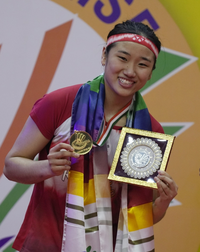 안세영이 22일 인도오픈 여자 단식 결승전에서 우승한 뒤 금메달과 상패를 들고 기뻐하고 있다. AP 연합뉴스
