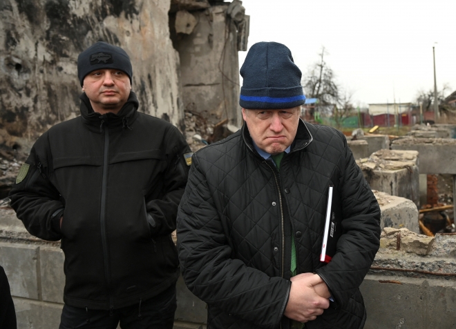 보리스 존슨 전 영국 총리가 22일(현지시간) 우크라이나 키이우 외곽 보로디안카 마을을 깜짝 방문했다. 2023.1.22 로이터 연합뉴스