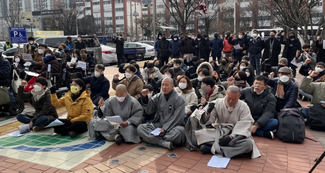 지난 18일 오전 대구 북구청 앞에서 시민단체들이 대현동 이슬람 사원 건립을 지지하는 기자회견을 열고 있다.  연합뉴스