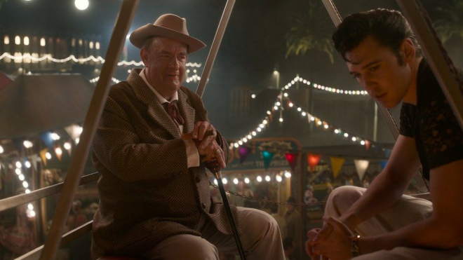 영화 ‘엘비스’에서 주인공을 연기한 오스틴 버틀러(오른쪽)와 그의 매니저를 연기한 톰 행크스. 워너 브러더스 픽처스 제공