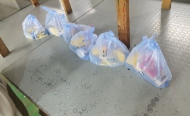 ‘중소기업 명절선물 인증한다’는 글과 함께 올라온 인증사진. 통조림 햄이 비닐봉지에 나눠 담겨 있다. 온라인 커뮤니티 캡처
