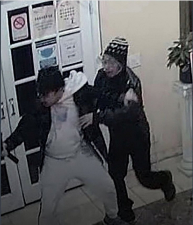 브랜든 차이(왼쪽)가 용의자 후 찬 쩐의 총기를 빼앗는 데 성공하고 있다. CCTV 화편 재인용