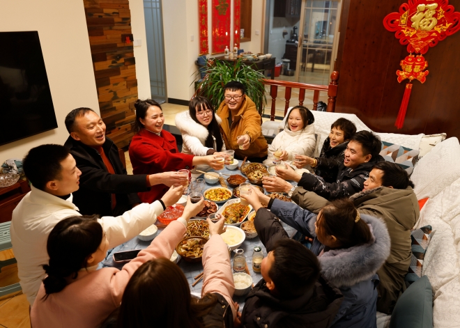 춘절을 맞아 모인 중국 구이저우성 쭌이시에 사는 중국인 가족이 지난 21일 건배를 하고 있다. 쭌이 신화 연합뉴스