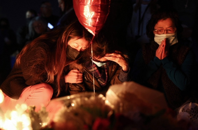 23일(현지시간) 미국 몬테레이 파크에서 시민들이 총기난사로 숨진 희생자들을 추모하고 있다. AFP 연합뉴스