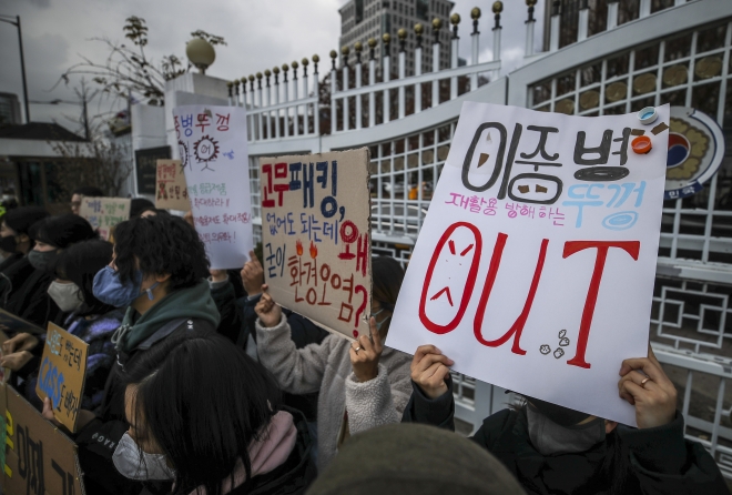 환경단체 관계자들이 정부에 강력한 ‘플라스틱 규제’를 촉구하며 시위를 벌이고 있다. 서울신문 DB