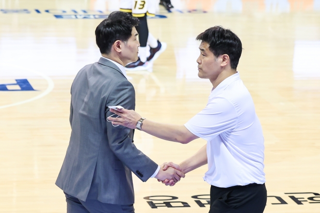 조동현(오른쪽) 울산 현대모비스 감독이 24일 맞대결 승리 뒤 쌍둥이 형 조상현 LG 감독을 위로하고 있다. KBL 제공