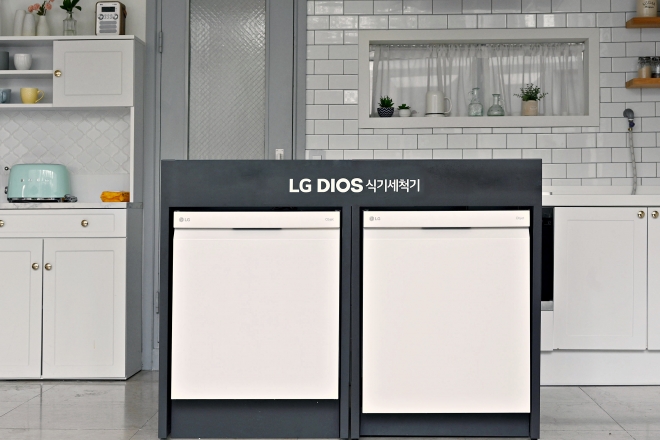 LG전자 디오스 식기세척기  14인용 신제품은 기존 12인용 제품보다 하단 높이가 5cm 낮아졌다. LG전자 제공