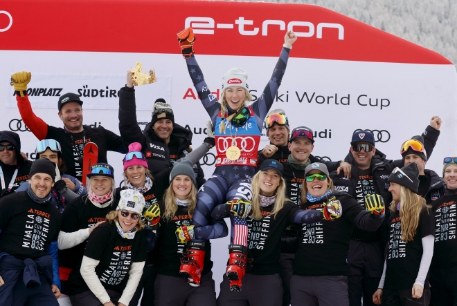 24일 밤(한국시간) 알파인 스키 월드컵 최다승 신기록을 세우고 팀 동료들과 기뻐하고 있는 미케엘라 시프린.  로이터 연합뉴스