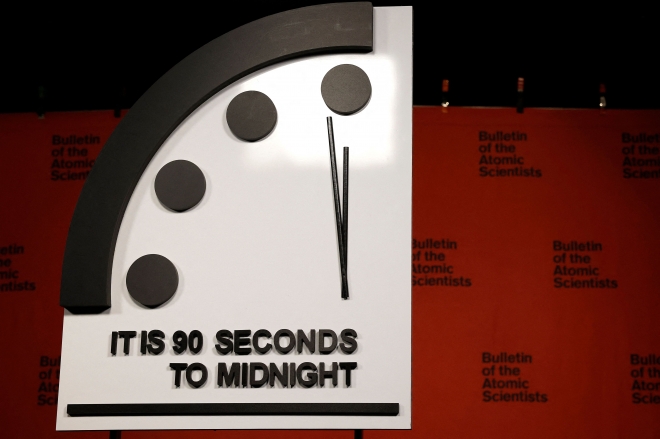 지구멸망시계 미국 핵과학자회는 25일(한국시간) 지구 멸망까지 남은 시간을 상징적으로 보여주는 ‘지구 종말 시계’의 초침을 파멸의 상징인 자정 쪽으로 10초 더 이동했다. AFP연합뉴스