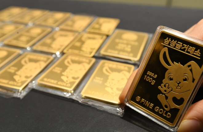 국제 금값이 9개월래 가장 높은 수준을 기록 중이다. 1년 전 26만원대에서 약 20% 올랐다. 25일 서울 종로 삼성금거래소 직원이 계묘년 골드바를 진열하고 있다. 2023.1.25. 도준석 기자