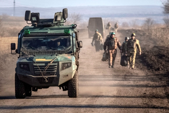 우크라이나 동부 최전선 도네츠크주 솔레다르에서 우크라이나 군인들이 임무를 수행하고 있다. 2022.1.23 로이터 연합뉴스