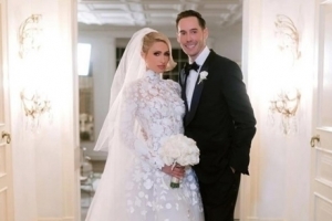 패리스 힐튼 “15살 때 나이 든 남성이 약 먹이고 성폭행”