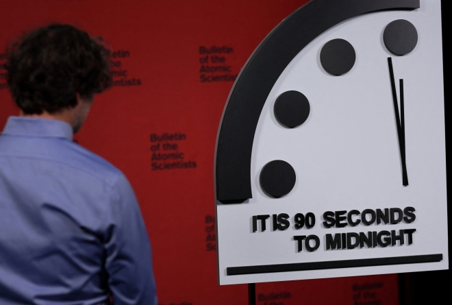 미국 핵과학자회(BAS)가 24일(현지시간) 공개한 ‘지구 종말 시계’가 종말(자정)까지 90초 전을 가리키고 있다. 워싱턴DC 로이터 연합뉴스