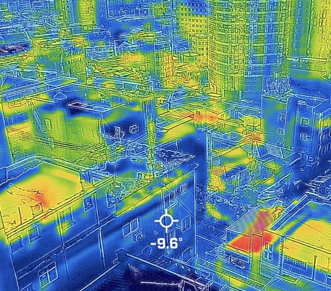 최강 한파가 찾아온 25일 오전 열화상 카메라로 촬영한 서울 시내의 한 쪽방촌. 열화상 카메라로 촬영한 사진은 온도가 높을수록 붉은색, 낮을수록 푸른색을 나타낸다. 2023.1.24 홍윤기 기자